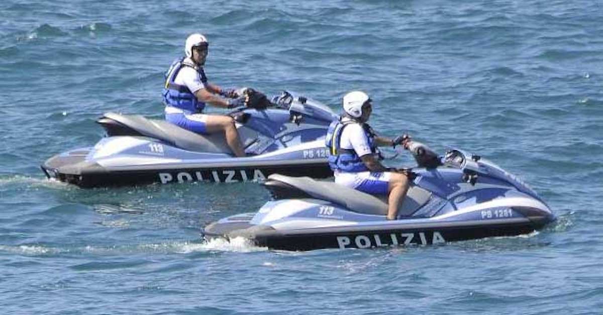 Turista trascinata dalla corrente: la salvano i poliziotti in moto d’acqua dopo 3 ore in mare