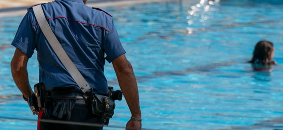 Bambina di 11 anni risucchiata dal bocchettone di una piscina: è grave