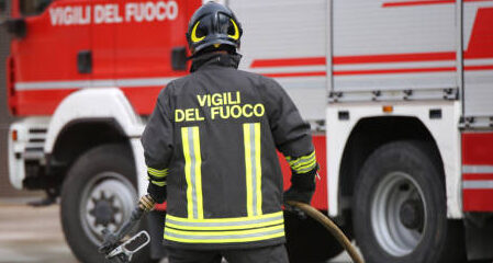 Divampa incendio in un’abitazione a Comiso, donna salvata dai vigili del fuoco