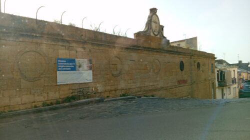 Caltanissetta, la memoria di ferro che scompare. Matilde Falcone: “Che fine hanno fatto i loghi storici dell’ex acquedotto di via Redentore?”