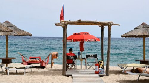 Multa di 1032 euro a testa per 4 bagnini che guardavano i cellulari invece del mare