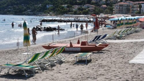 Coppia di turisti in difficoltà in mare: bagnino salva la donna poi torna in acqua per il marito, ma annegano entrambi