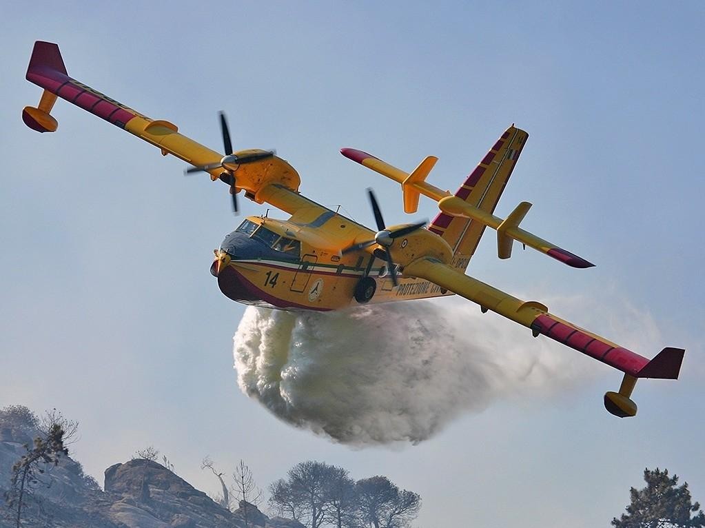 Incendi, 198 roghi in Sicilia nel fine settimana: mobilitati Canadair, elicotteri e Corpo forestale