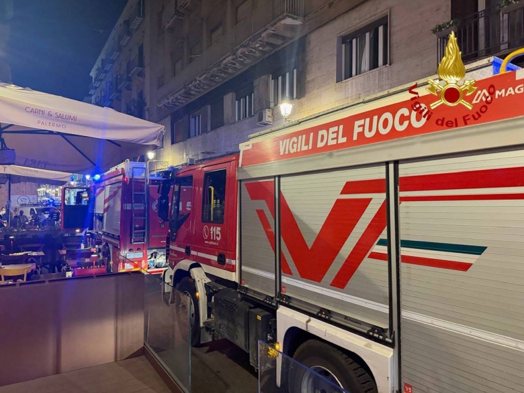 Incendio in un palazzo di via Maqueda a Palermo, stabile evacuato e alcuni intossicati