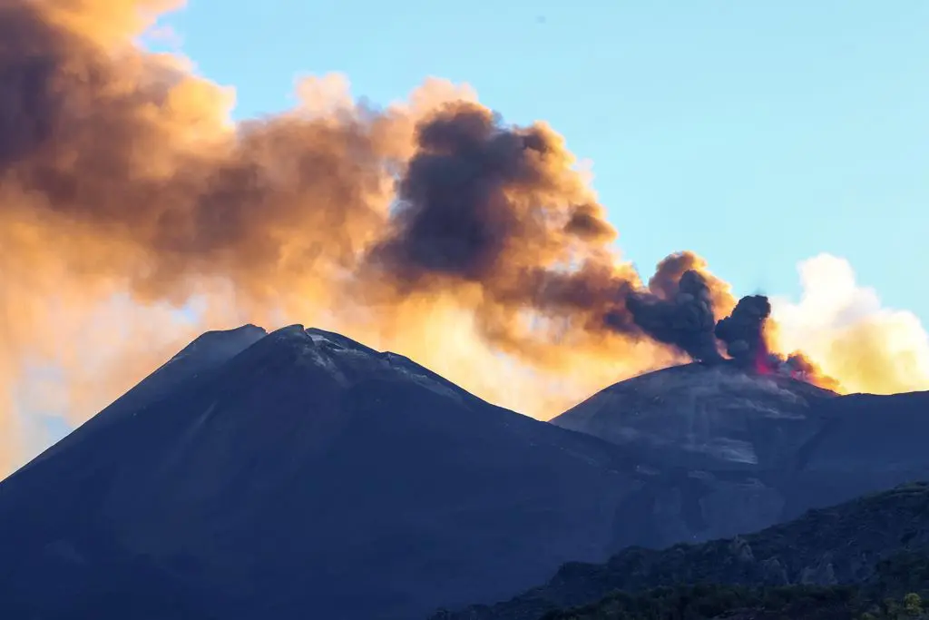 Eruzione dell’Etna, stop ai voli a Catania fino alle 18 e a Comiso fino alle 10