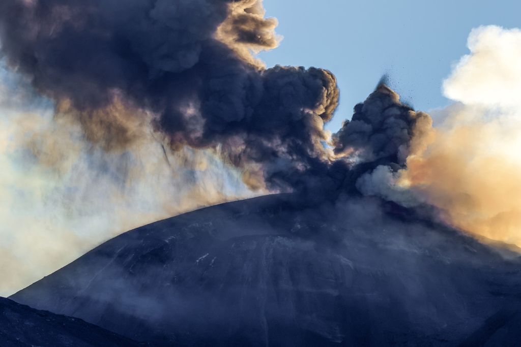 Attività eruttiva e cenere vulcanica dell’Etna, a Catania stop ai voli in partenza e in arrivo sino alle 6 di martedì