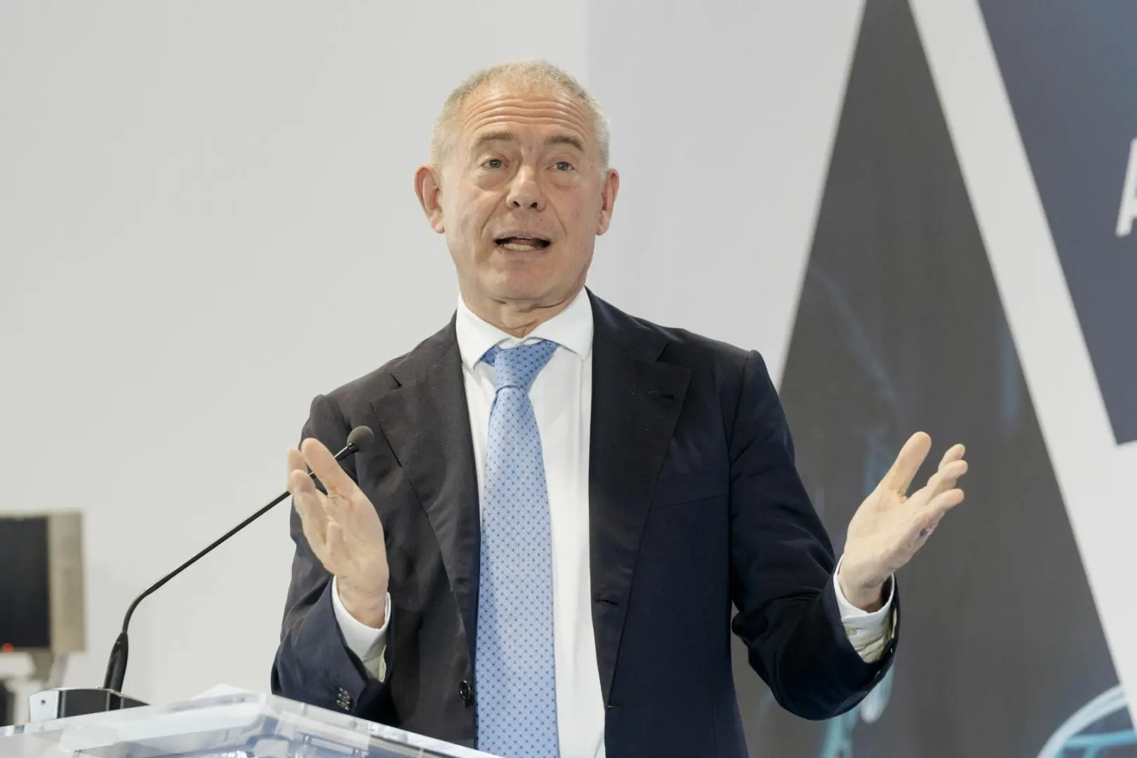 Urso: “Una social card per la benzina? Allo studio misure selettive”