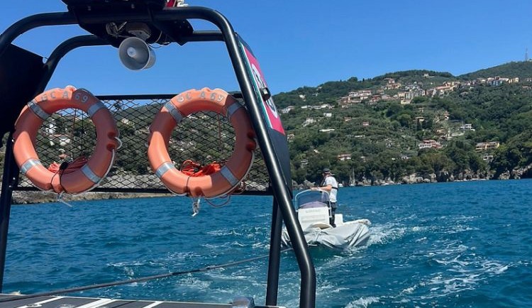 Cade da un gommone e non riemerge più: disperso un giovane di 21 anni