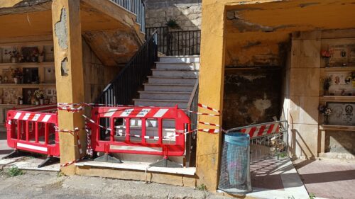 Caltanissetta. Un lettore segnala: “Al Cimitero, da quasi 3 anni, non posso accedere al piano superiore della sezione in cui sono seppelliti i miei genitori”