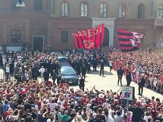 Folla per l’ultimo saluto a Franco Baresi, ‘Gesù ama i Piscinin’. Tanti gli ex compagni commossi