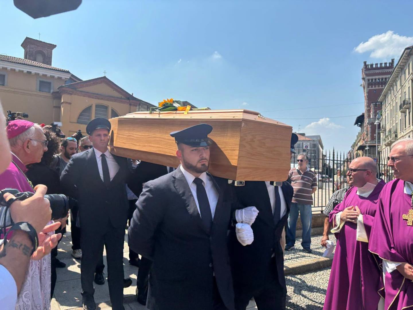 L’ultimo ‘ciao’ a don Mazzi, l’addio di Milano al fondatore di Exodus. Il suo desiderio nel testamento spirituale: “Il ciao lo voglio scritto sulla mia tomba”