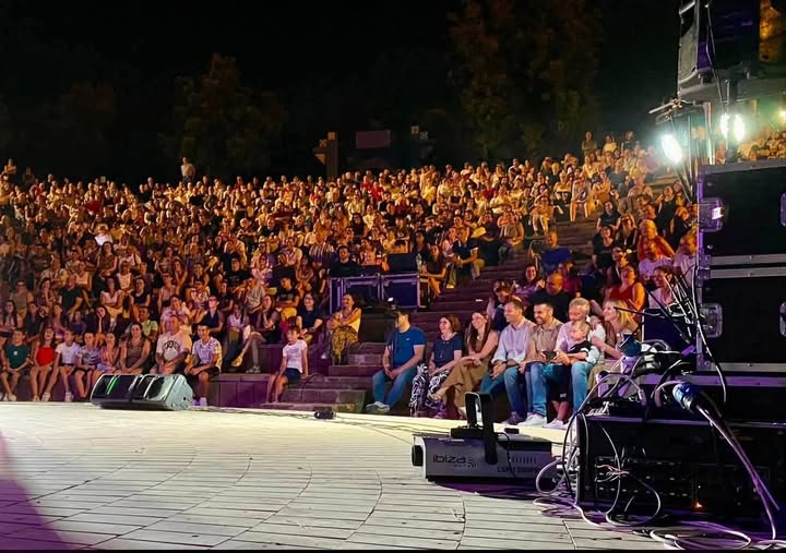 Compagnia teatrale “Piccolo Teatro Mussomeli” in scena al Parco Urbano “S. Genco” con “L’eredità dello zio canonico”. Tutto pieno applausi e congratulazioni