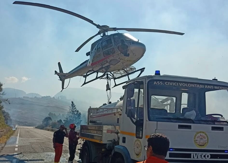 Santa Caterina. Fiamme in zona Rocche, Noce ed ex discarica. Il sindaco: “Chi appicca questi incendi pagherà”