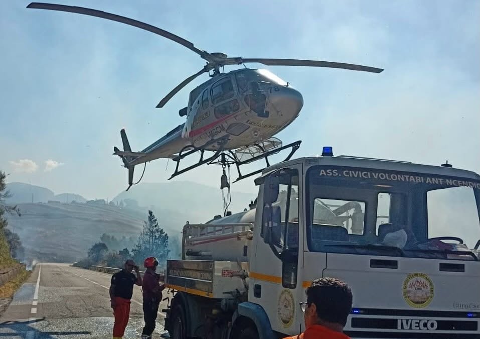 Santa Caterina. Registrati più di dieci punti fuoco in diverse zone del territorio. Il sindaco: “Chi incendia va denunciato”