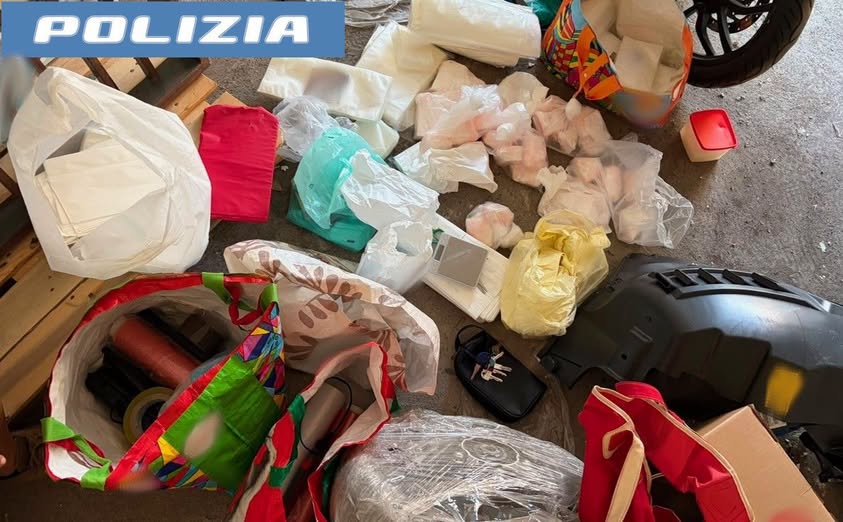 Blitz antidroga della polizia di Catania, scoperto un deposito con oltre 3,5 chili di cocaina: arrestato 59enne