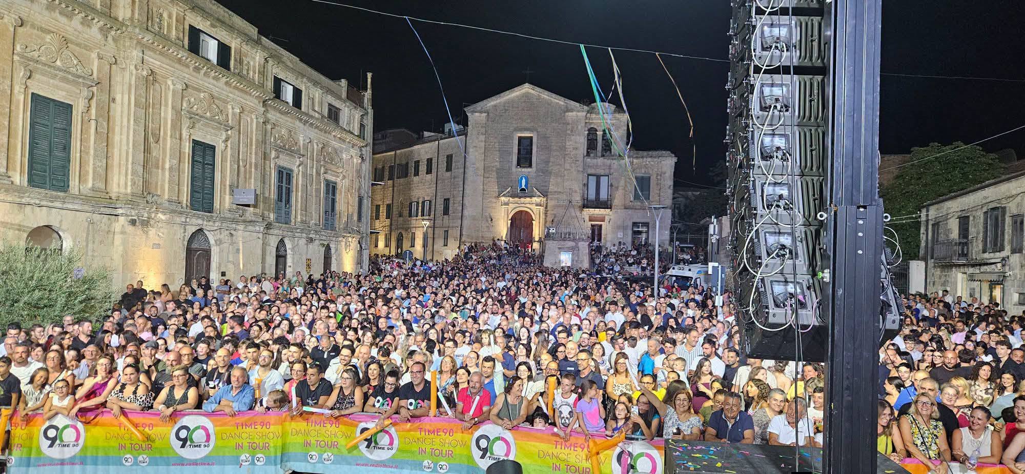 Radio Time 90 a Mussomeli: piazza Umberto e pubblico delle grandi occasioni.