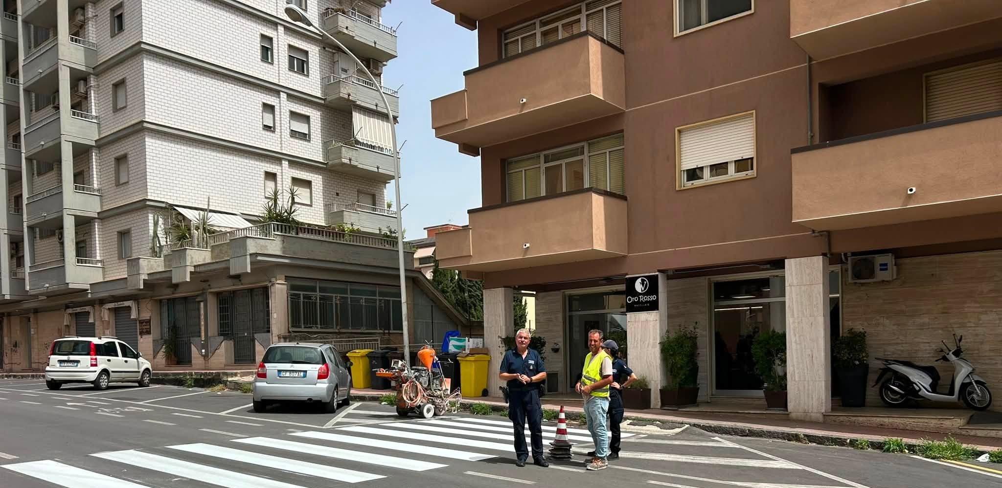 Caltanissetta. Con l’approssimarsi del nuovo anno scolastico sono iniziati i lavori per la posa della segnaletica orizzontale