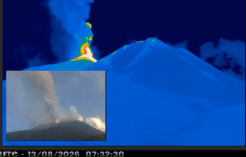 A Catania l’Etna continua a eruttare: aeroporto chiuso fino alle 2 di venerdì, gli aggiornamenti in tempo reale