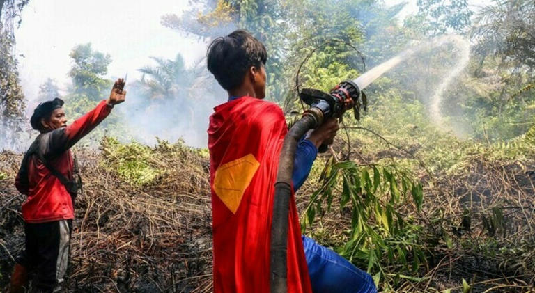 Vestito da Superman spegne incendi, indonesiano star del web. Il governo lo nomina ‘eroe’, il 17enne: ‘Felice di aiutare la gente’