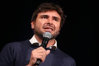 Alessandro Di Battista, l’aereo è pronto per l’ex deputato ma non è una procedura straordinaria: da Wuhan alla Thailandia tutti i precedenti
