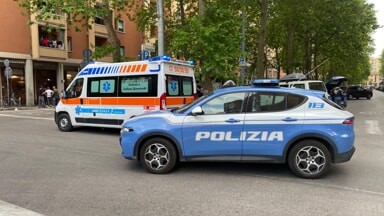 Viaggiano in auto con il figlio morto accorgendosene solo dopo un centinaio di chilometri