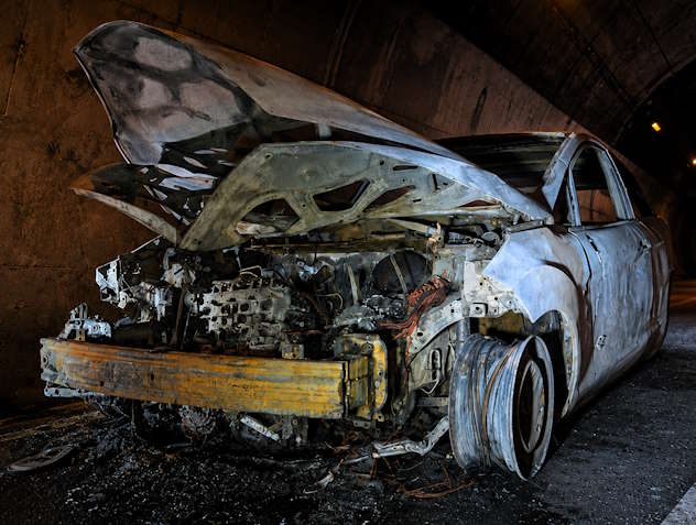 Paura sulla A18 Messina-Catania: auto in fiamme nella galleria di Capo Alì, donna salva il marito disabile