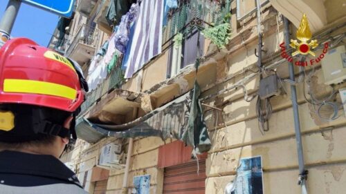 Crolla un balcone a Palermo, grave una donna di 56 anni