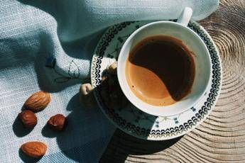 Caffè al bar, i prezzi aumentano ma non è colpa della materia prima. La classifica delle città più care