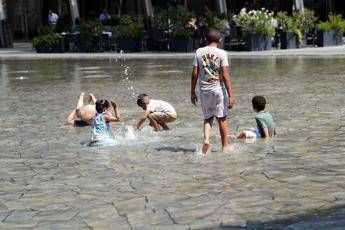 Caldo record e rischi per la salute, Pregliasco: “Afa senza tregua, lo stress termico non si recupera”