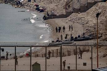 Cariche e lacrimogeni, Rabat blocca centinaia di migranti verso Ceuta. Momenti di tensione al confine ma il nuovo assalto all’exclave per ora sventato