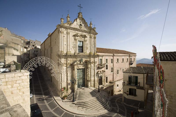 Mussomeli, in processione per le vie del paese fra “ninareddre” e preghiere al grido di Viva Maria