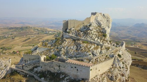Il Castello di Mussomeli apre le sue porte alla storia: stasera la rievocazione de “La Congiura dei Baroni”