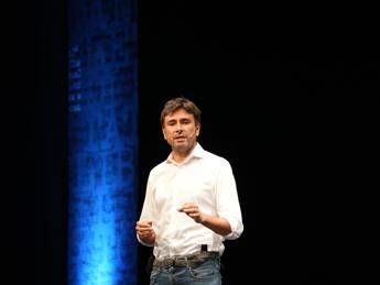 Di Battista ricoverato e le polemiche sul volo di Stato, Ricciardi: “Non è trattamento di favore, racconta la polvere del mondo”