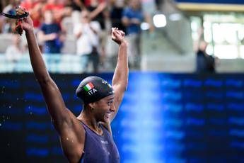 Europei nuoto, Curtis record del mondo nei 50 dorso poi trascina la staffetta all’argento. Pilato e Ceccon di bronzo