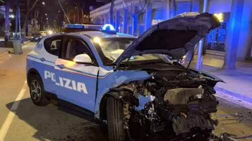 Sicilia, non si fermano all’alt e fuggono in auto con i figli piccoli, due arresti. Speronato il veicolo della polizia