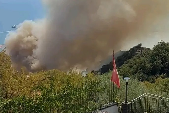 Vasto incendio tra Taormina e Castelmola: minacciate diverse abitazioni; chiuso tratto della A18 Messina – Catania