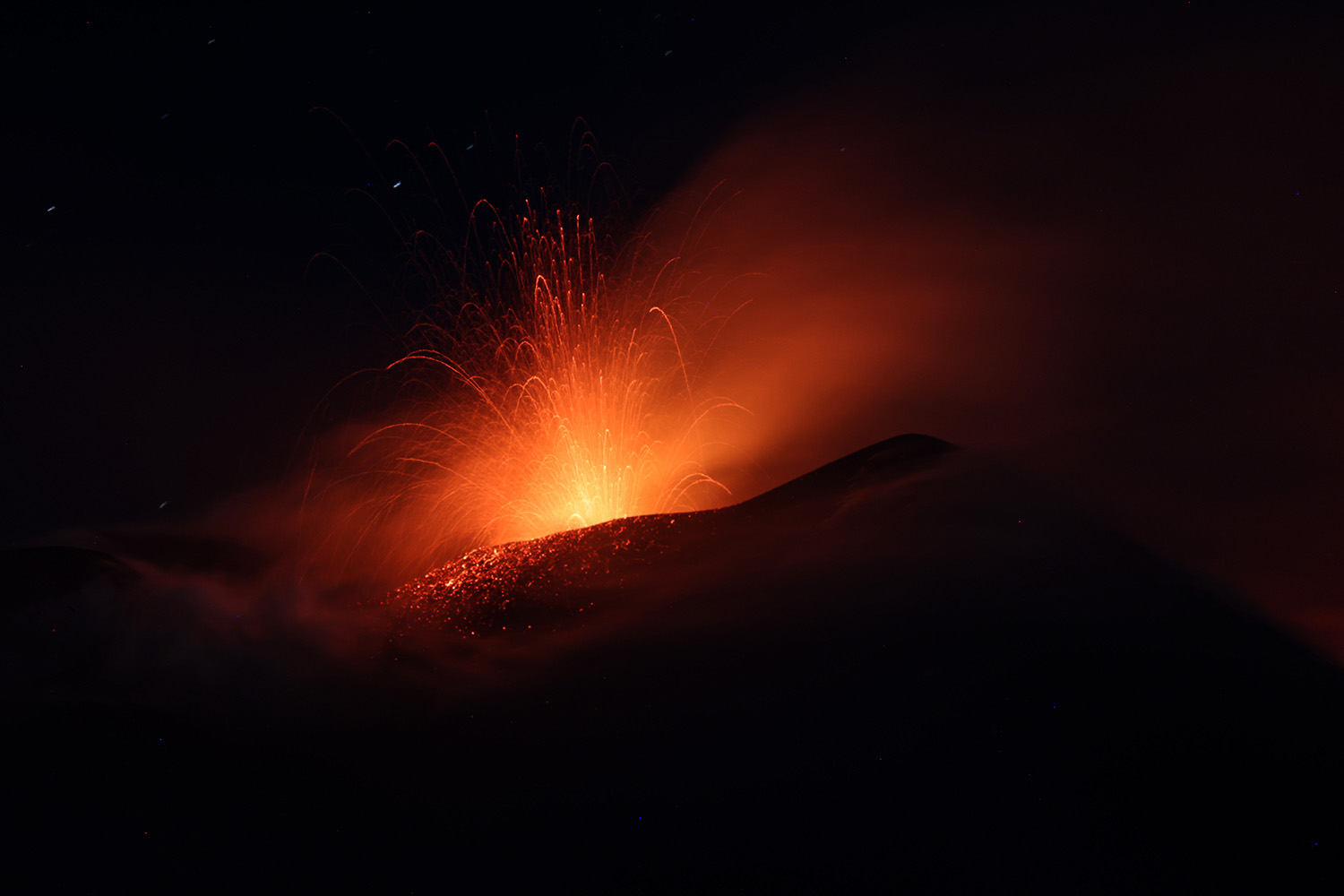 Etna, aperta una nuova bocca eruttiva nella Valle del Bove: a Catania stop ai voli in arrivo sino alle ore 19