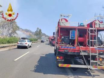 Incendio in Sicilia, fiamme a Taormina: minacciate abitazioni