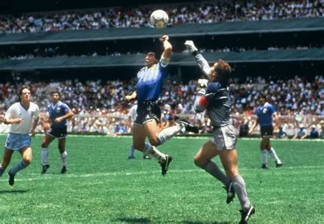 Battuto all’asta per 3 milioni euro pallone della ‘mano di Dio’