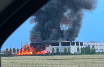 Maxi incendio a Finale Emilia, in fiamme capannone industriale. L’Ausl: “Finestre chiuse e condizionatori spenti”