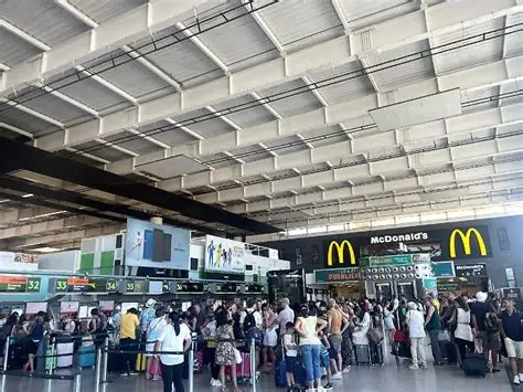Catania, caos aeroporto. Voli cancellati e passeggeri bloccati, ‘Nessuna informazione’