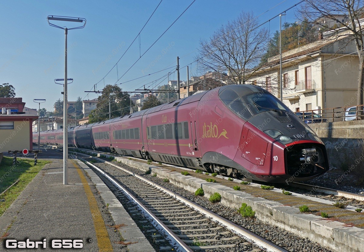 Attraversa i binari per fare una sorpresa al fidanzato: 17enne muore travolta da un treno