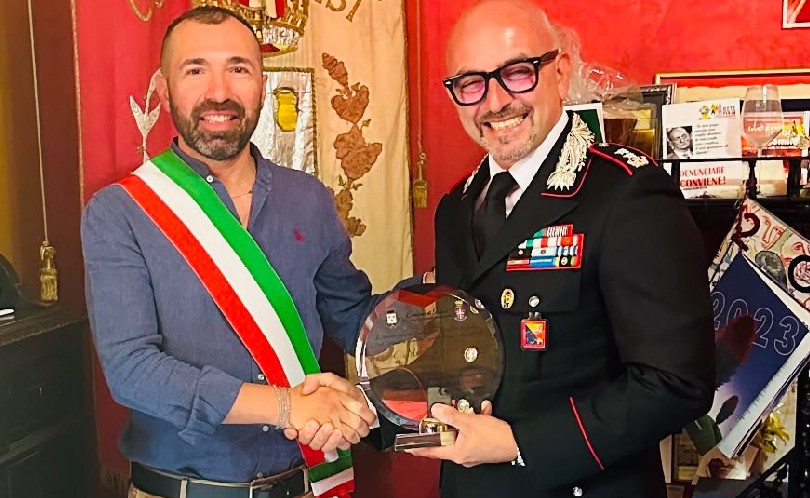 Riesi, targa di riconoscimento al Tenente Colonnello Marco Montemagno: il Comune esprime gratitudine per il servizio alla comunità