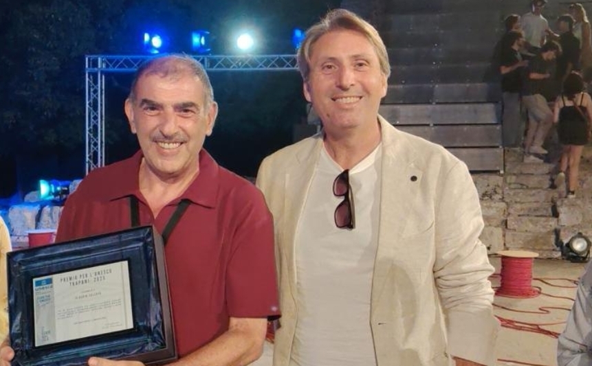 Il direttore artistico del Segesta Teatro Festival Claudio Collova riceve il “Club per l’UNESCO Trapani 2025”