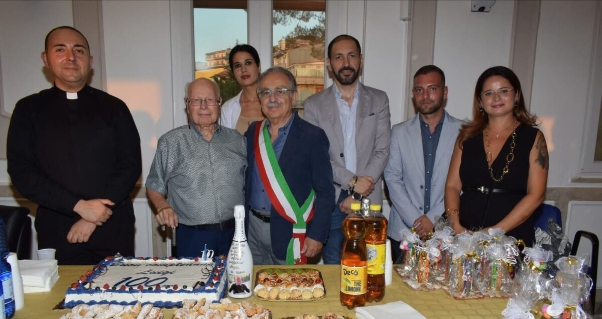 San Giuseppe Jato festeggia i 100 anni di Luigi Madonia, gli auguri del sindaco e dell’amministrazione nell’Aula consiliare