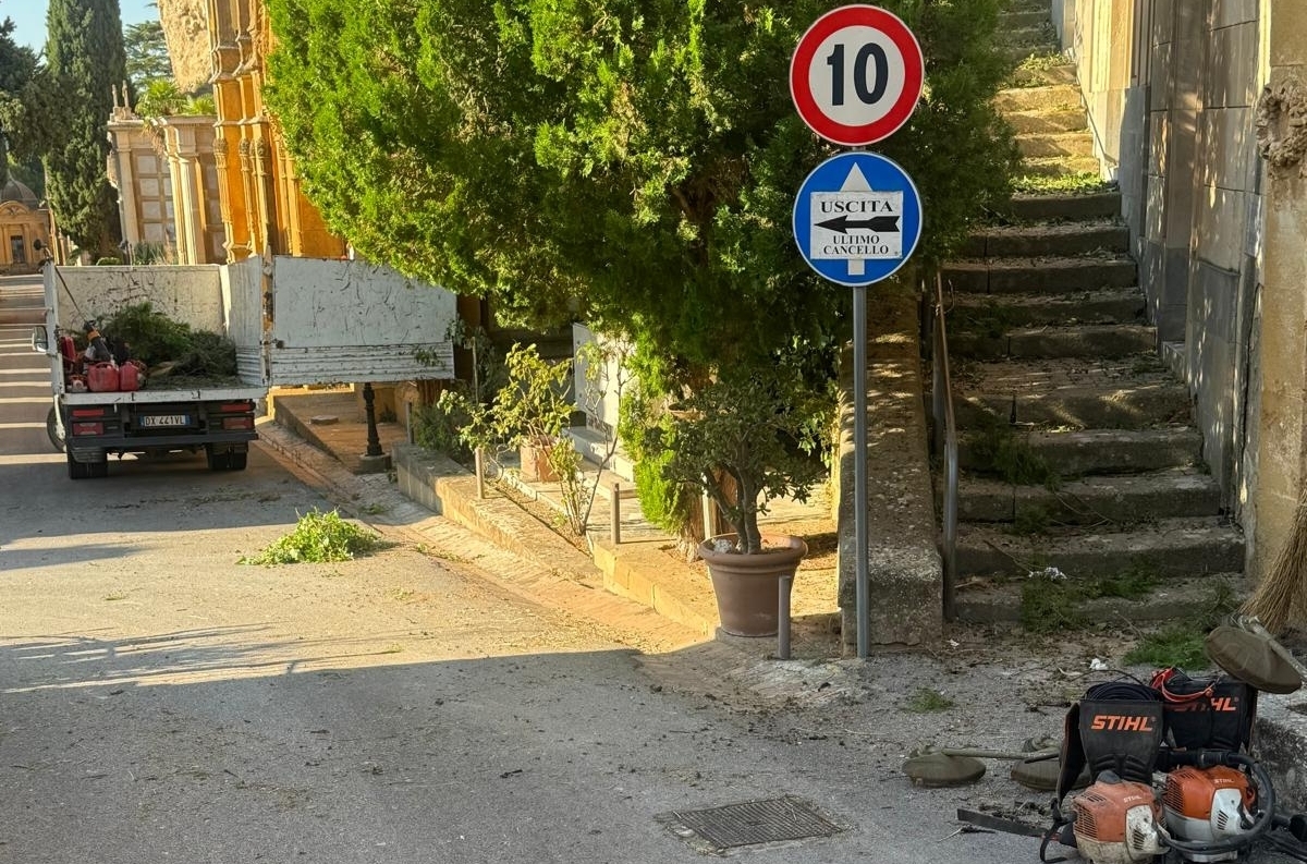 Caltanissetta, Cimitero “Angeli”: avviati interventi di pulizia e manutenzione