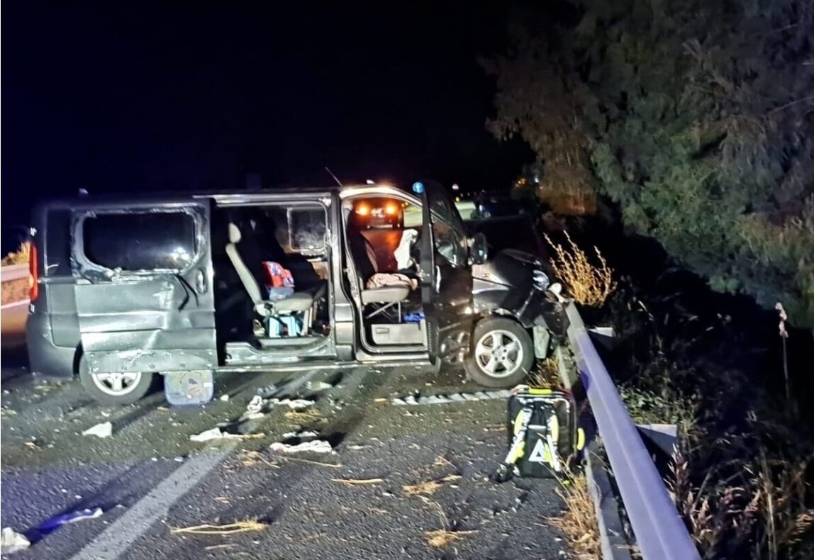 Incidente sulla A20 Palermo-Messina, 6 feriti: coinvolti un pulmino e un’auto
