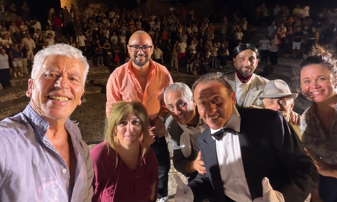 Mazzarino palcoscenico a cielo aperto con lo spettacolo ‘Maliditta la miseria’ del Teatro Stabile Nisseno, una serata all’insegna della cultura e della tradizione