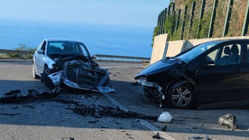 Scontro frontale BMW – Mercedes: morto giovane di 21 anni, ferita una donna 50enne