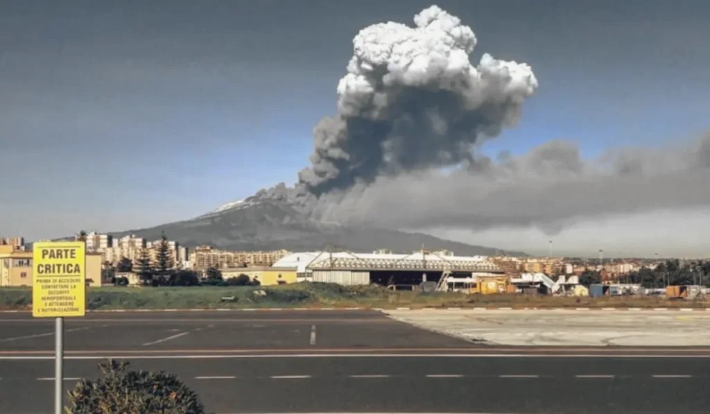 Etna, nuovo stop agli arrivi all’aeroporto di Catania. Codacons: “Serve un piano permanente Catania – Comiso”